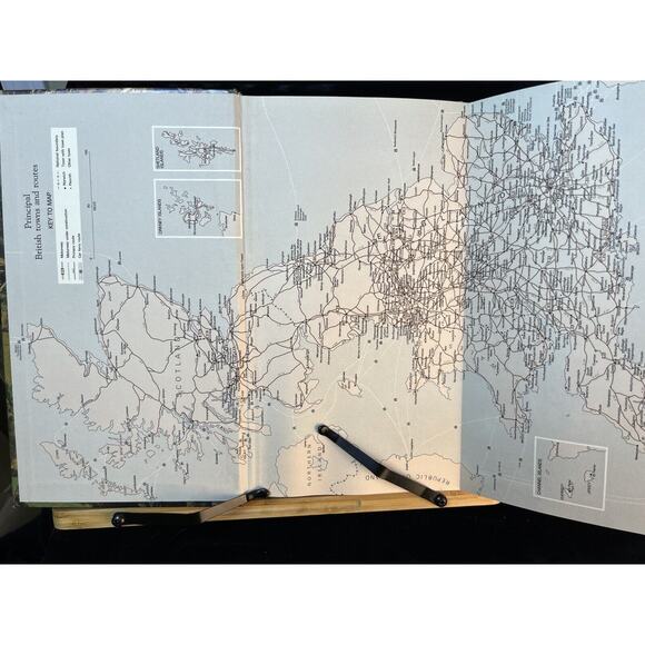 AA Book of British Towns by Philip Llewellin & Ann Saunders 1st Edition Hardback - Picture 3 of 9